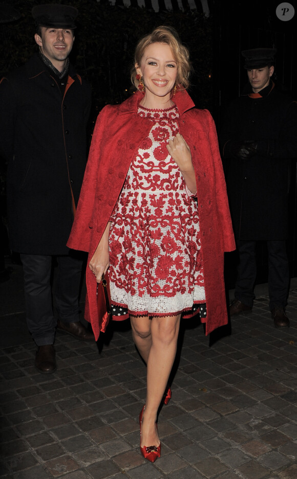 Kylie Minogue quitte la Chiltern Firehouse et se rend à l'hôtel Claridge's. Londres, le 19 novembre 2014.