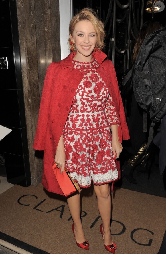 Kylie Minogue, tout de Dolce & Gabbana vêtue, arrive à l'hôtel Claridge's. Londres, le 19 novembre 2014.