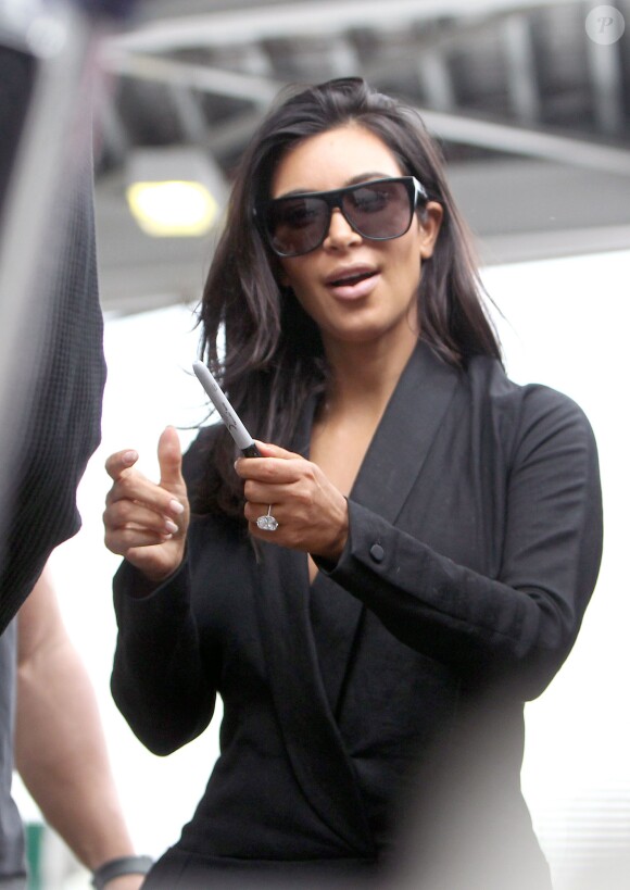 Kim Kardashian arrive à l'aéroport de Sydney, le 16 novembre 2014.
