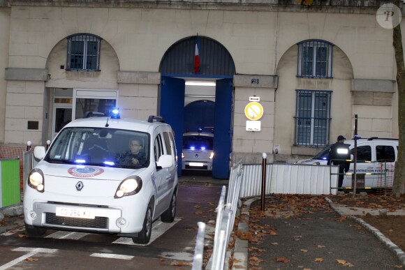 Nabilla Bennatia quitte sa cellule de la maison d'arrêt de Versailles et se rend à la la cour d'appel de Versailles le 20 novembre 2014. La vedette de télé-réalité Nabilla, soupçonnée d'avoir poignardé son compagnon Thomas Vergara et placée en détention provisoire, saura "dans la journée" si la cour d'appel de Versailles décide de la remettre en liberté, ont affirmé jeudi matin ses avocats. "La chambre de l'instruction (de la cour d'appel) va rendre sa décision dans la journée", ont déclaré Me Christian Saint-Palais et Martin Desrues.
