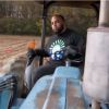 Jason Brown au volant de son tracteur dans sa ferme de Caroline du Nord