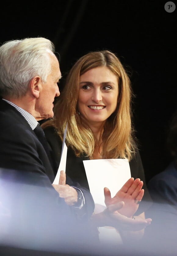 Julie Gayet - Hommage à l'actrice américaine Faye Dunaway lors de la soirée d'ouverture du 6ème Festival Lumière à Lyon, avec la projection de Bonnie and Clyde d'Arthur Penn, le 13 octobre 2014.