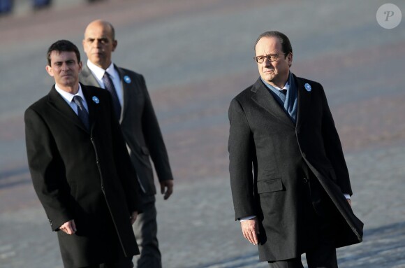 François Hollande, Manuel Valls et Kader Arif - Cérémonie de dépôt de gerbe sur la tombe du Soldat inconnu à l'Arc de Triomphe par le Président de la République, François Hollande à Paris, le 11 novembre 2014.