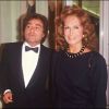 Dalida et son frère Orlando à Paris en 1983.
En 2012, 25 ans après son suicide dans la nuit du 2 au 3 mai 1987, Dalida continue de passionner et de renvoyer l'image d'une diva aux airs de femme fatale. Sa facette intime, celle de la femme désespérée, reste à découvrir...