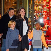 Angelina Jolie : Tout sourire, une maman en mode shopping avec Shiloh et Zahara