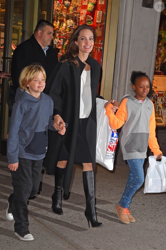 Angelina Jolie, radieuse, et ses deux enfants Shiloh et Zahara font du shooping à New York le 21 novembre 2014.