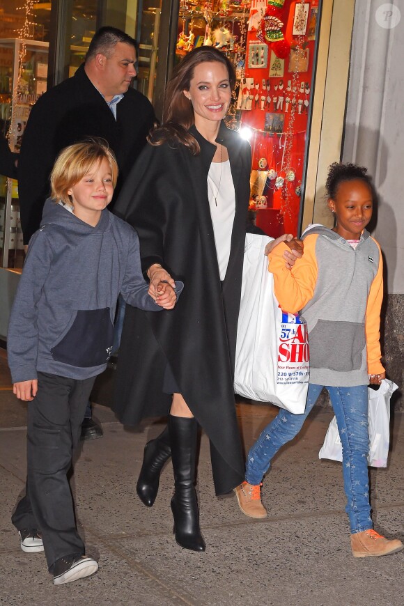 Angelina Jolie et ses deux enfants Shiloh et Zahara font du shooping à New York le 21 novembre 2014.