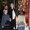 Angelina Jolie et ses deux enfants Shiloh et Zahara font du shooping à New York le 21 novembre 2014.