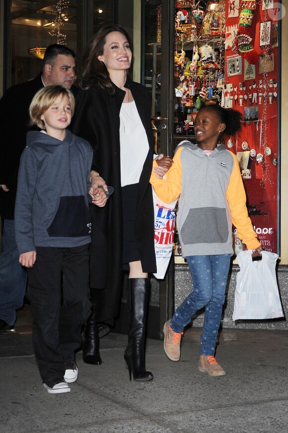 Angelina Jolie et ses deux enfants Shiloh et Zahara font du shooping à New York le 21 novembre 2014.