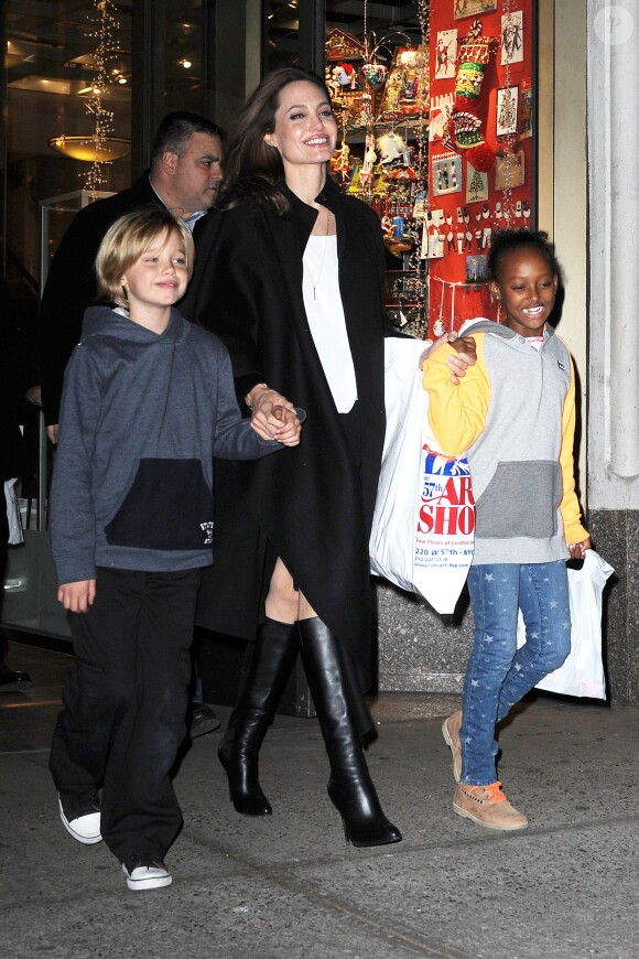 Angelina Jolie et ses deux enfants Shiloh et Zahara font du shooping à New York le 21 novembre 2014.