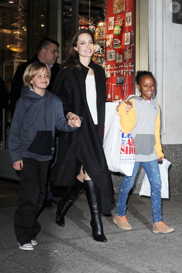 Angelina Jolie et ses deux enfants Shiloh et Zahara font du shooping à New York le 21 novembre 2014.