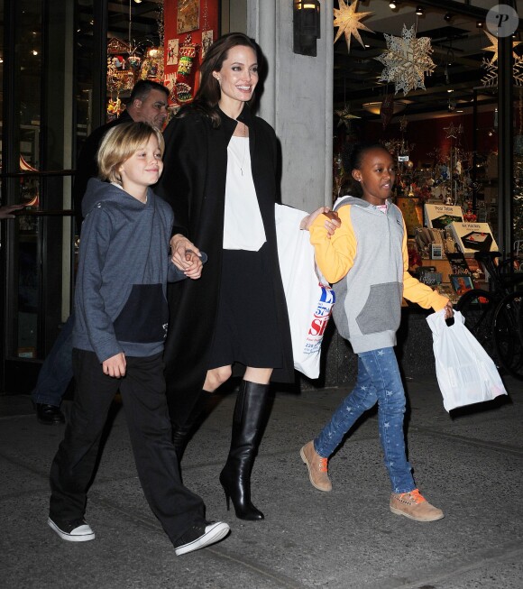 Angelina Jolie et ses deux enfants Shiloh et Zahara font du shooping à New York le 21 novembre 2014.