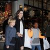 Angelina Jolie et ses deux enfants Shiloh et Zahara font du shooping à New York le 21 novembre 2014.
