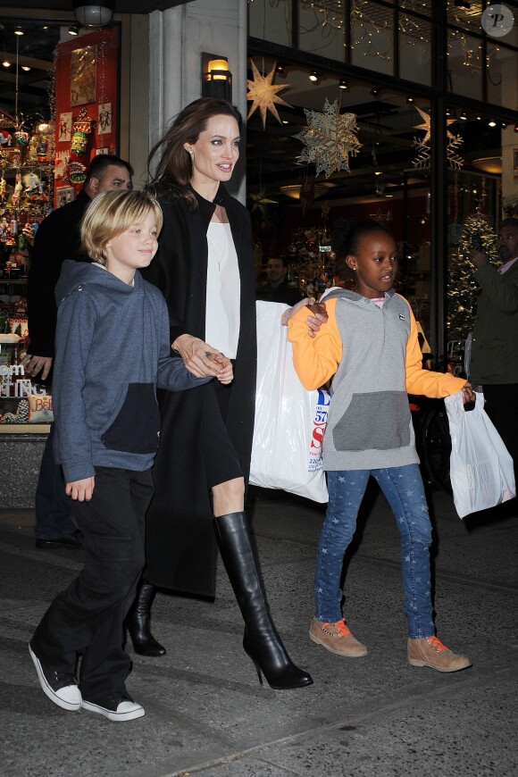 Angelina Jolie et ses deux enfants Shiloh et Zahara font du shooping à New York le 21 novembre 2014.