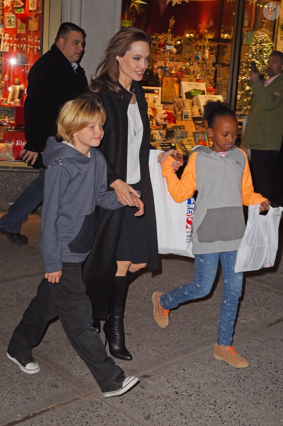 Angelina Jolie et ses deux enfants Shiloh et Zahara font du shooping à New York le 21 novembre 2014.