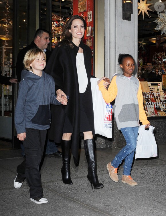 Angelina Jolie et ses deux enfants Shiloh et Zahara font du shooping à New York le 21 novembre 2014.