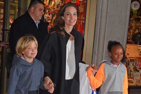 Angelina Jolie et ses deux enfants Shiloh et Zahara font du shooping à New York le 21 novembre 2014.