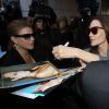 Angelina Jolie signe des autographes au Paley Center à New York le 21 novembre 2014.