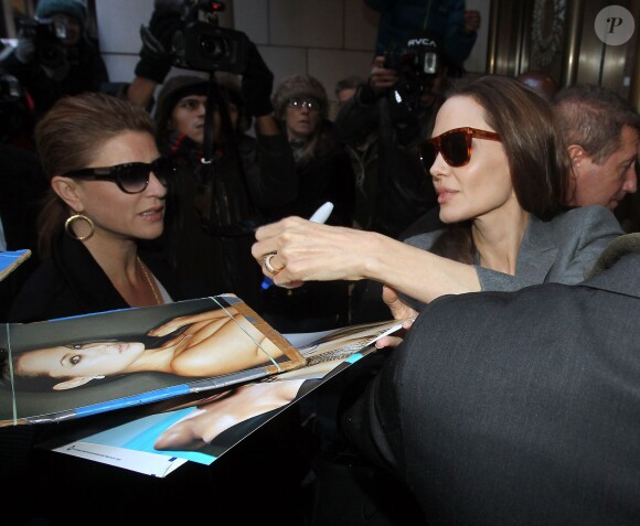 Angelina Jolie signe des autographes au Paley Center à New York le 21 novembre 2014.