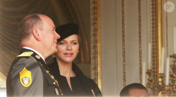 La princesse Charlène (enceinte) et le prince Albert II de Monaco - La famille de Monaco au balcon du palais princier lors de la fête nationale monégasque. Le 19 novembre 2014