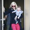 Gwen Stefani, son fils Apollo dans les bras, sort de son rendez-vous d'acuponcture à Los Angeles, le 21 novembre 2014