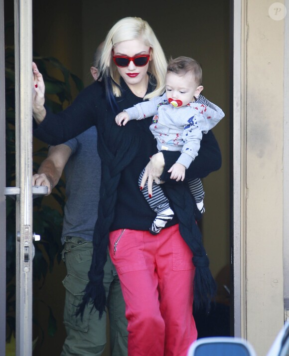 Gwen Stefani, son fils Apollo dans les bras, sort de son rendez-vous d'acuponcture à Los Angeles, le 21 novembre 2014