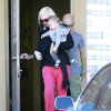 Gwen Stefani sort de son rendez-vous d'acuponcture avec son fils Apollo à Los Angeles, le 21 novembre 2014