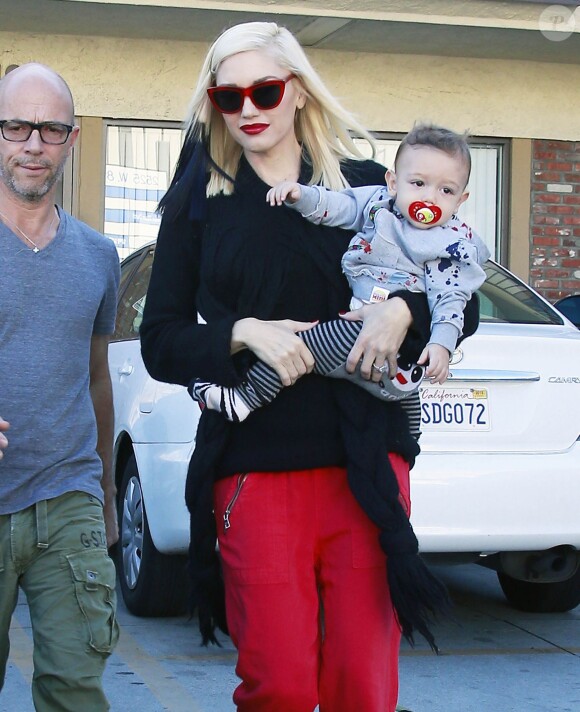 Gwen Stefani sort de son rendez-vous d'acuponcture avec son petit dernier Apollo à Los Angeles, le 21 novembre 2014