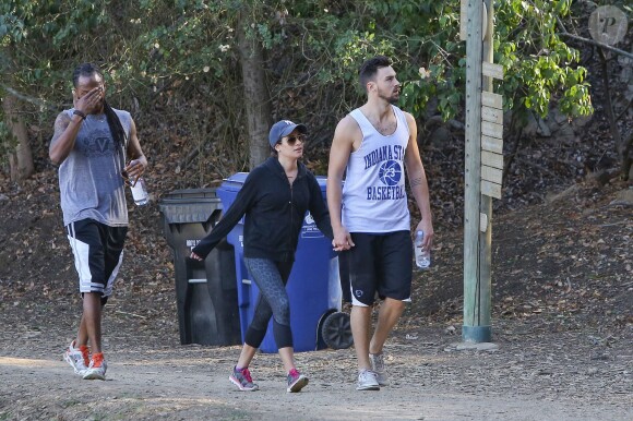 Lea Michele, planquée derrière ses lunettes noires, et son petit ami Matthew Paetz font leur séance de sport dans un parc, à Los Angeles, le 22 novembre 2014.