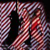 Jennifer Lopez et Iggy Azalea se produisent sur la scène du Nokia Theatre de Los Angeles pour les American Music Awards, le 23 novembre 2014.