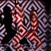 Jennifer Lopez et Iggy Azalea se produisent sur la scène du Nokia Theatre de Los Angeles pour les American Music Awards, le 23 novembre 2014.
