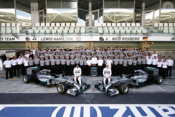 Lewis Hamilton et Nico Rosberg prennent la pose avec l'écurie Mercedes, lors du dernier Grand Prix de la saison 2014, à Abou Dhabi, le 23 novembre 2014