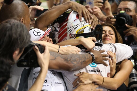 Lewis Hamilton dans les bras de Nicole Scherzinger après son sacre lors du Grand Prix d'Abou Dhabi, le 23 novembre 2014 aux Emirats Arabes Unis
