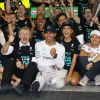 Lewis Hamilton célèbre son titre de champion du monde des pilotes avec l'écurie Mercedes et sa belle Nicole Scherzinger, le 23 novembre 2014, sur le circuit d'Abou Dhabi