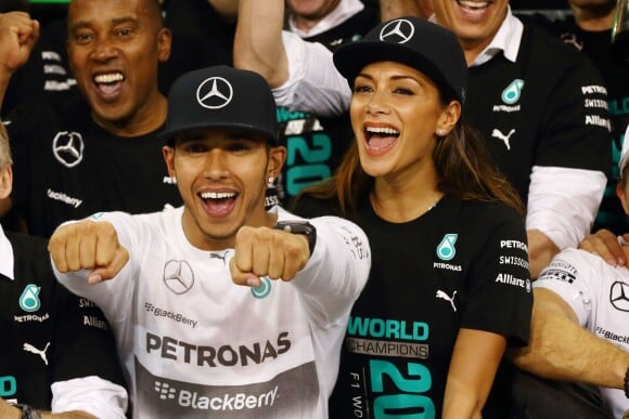 Lewis Hamilton célèbre son titre de champion du monde des pilotes avec sa belle Nicole Scherzinger, le 23 novembre 2014, sur le circuit d'Abou Dhabi