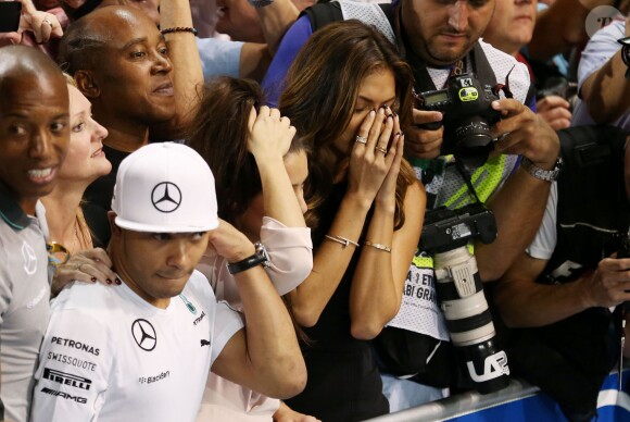 Nicole Scherzinger en larmes après le sacre de son compagnon Lewis Hamilton lors du Grand Prix d'Abou Dhabi, le 23 novembre 2014