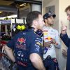 Le prince Harry avec Christian Horner, patron de l'écurie Red Bull et fiancé de Geri Halliwell, et le pilote Daniel Ricciardo dans le paddock lors du Grand Prix de F1 d'Abu Dhabi le 23 novembre 2014