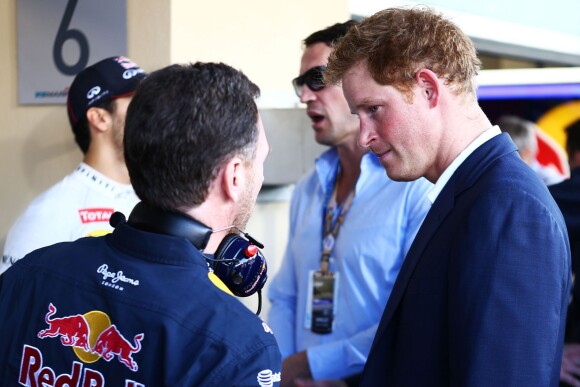 Le prince Harry avec Christian Horner, patron de l'écurie Red Bull et fiancé de Geri Halliwell, dans le paddock lors du Grand Prix de F1 d'Abu Dhabi le 23 novembre 2014