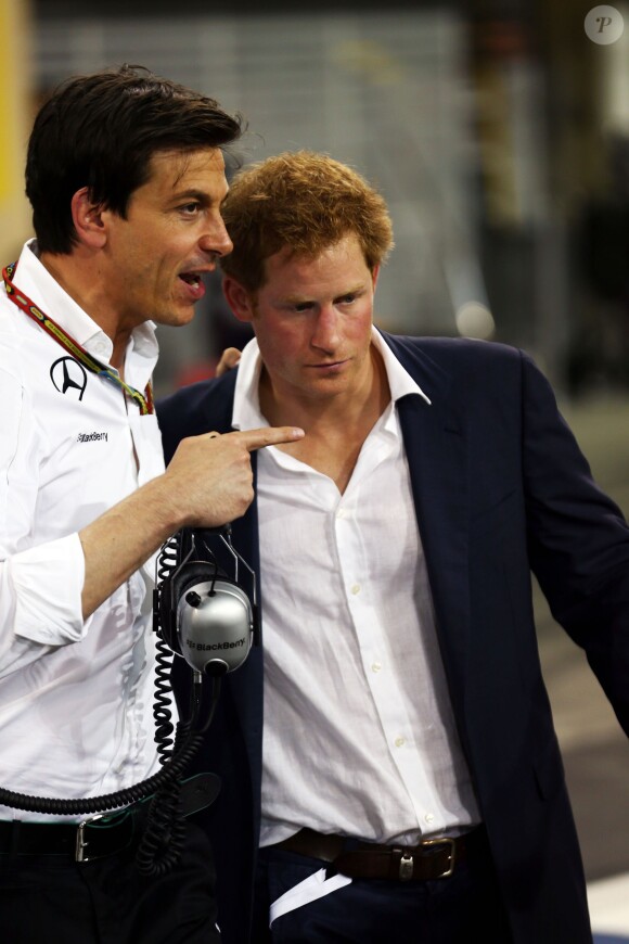 Le prince Harry avec Toto Wolff, directeur de l'écurie Mercedes, dans le paddock lors du Grand Prix de F1 d'Abu Dhabi le 23 novembre 2014