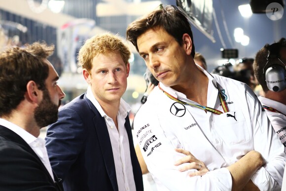 Le prince Harry avec Toto Wolff, directeur de l'écurie Mercedes, dans le paddock lors du Grand Prix de F1 d'Abu Dhabi le 23 novembre 2014