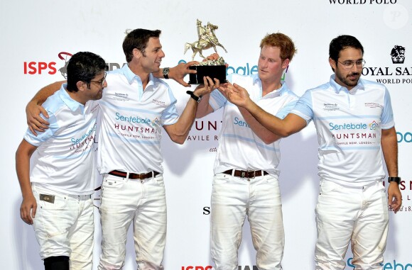 Le prince Harry lors du match de polo caritatif Sentebale Polo Cup le 20 novembre 2014 à Abu Dhabi.