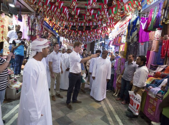 Le prince Harry en visite dans un souk de Mascate, au sultanat d'Oman, le 19 novembre 2014