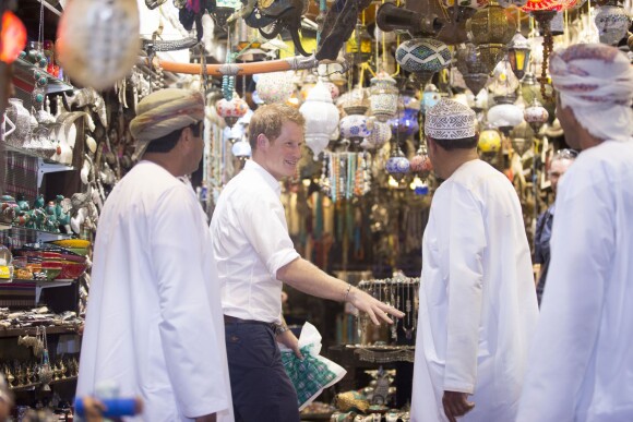 Le prince Harry en visite dans un souk de Mascate, au sultanat d'Oman, le 19 novembre 2014