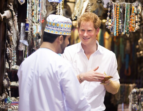Le prince Harry en visite dans un souk de Mascate, au sultanat d'Oman, le 19 novembre 2014