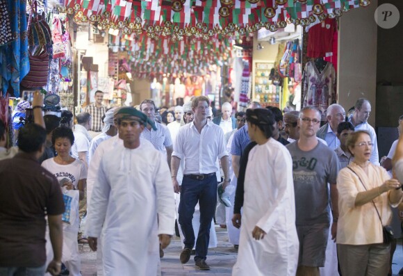 Le prince Harry en visite dans un souk de Mascate, au sultanat d'Oman, le 19 novembre 2014