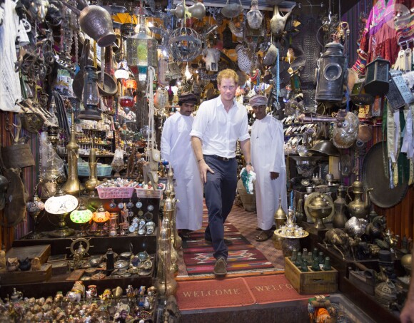 Le prince Harry en visite dans un souk de Mascate, au sultanat d'Oman, le 19 novembre 2014