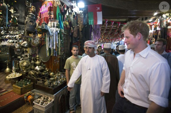 Le prince Harry en visite dans un souk de Mascate, au sultanat d'Oman, le 19 novembre 2014