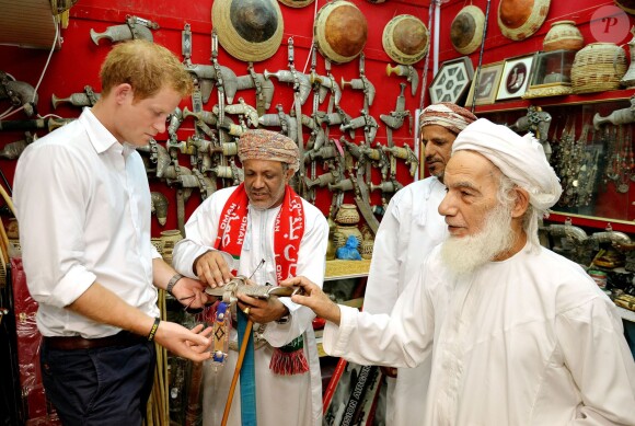 Le prince Harry en visite dans un souk de Mascate, au sultanat d'Oman, le 19 novembre 2014