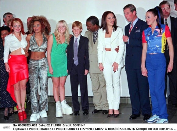 Le prince Charles et le prince Harry avec les Spice Girls à Johannesburg en novembre 1997