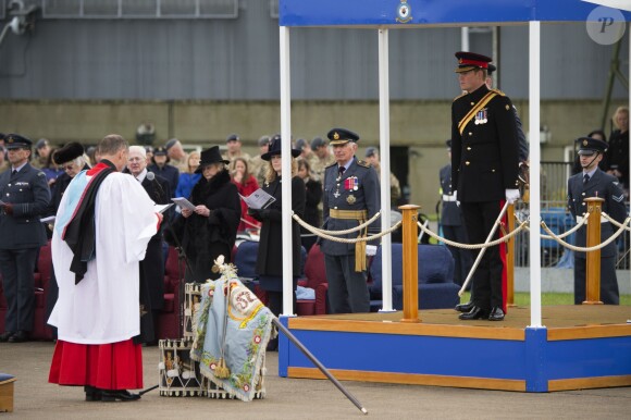 Le prince Harry assiste à la présentation du 26e escadron du régiment de la Royal Air Force Honington à Bury St Edmunds, le 13 novembre 2014